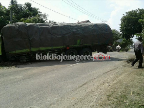 Terperosok, Truk Tronton Hadang Jalan Bojonegoro-Nganjuk